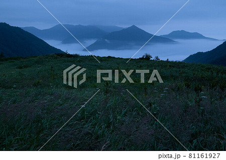 日高山脈夜明け前の八ノ沢カール 日高山脈夜明け前の八ノ沢カール 81161927
