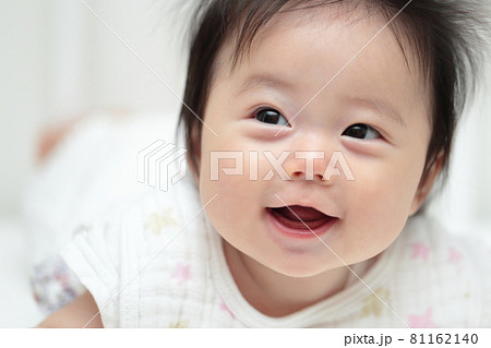 寝返りして遊ぶ0歳4ヶ月の赤ちゃん 81162140