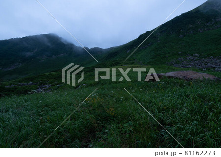 日高山脈夜明け前の八ノ沢カール 日高山脈夜明け前の八ノ沢カール 81162273
