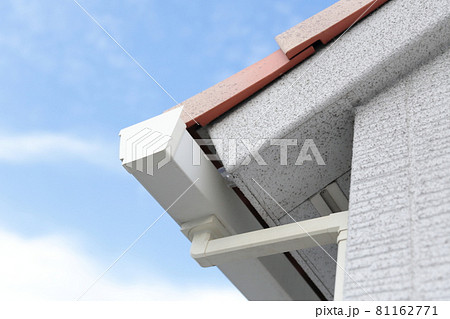 南欧風住宅の瓦屋根と雨どい 南欧風住宅の瓦屋根と雨どい 81162771