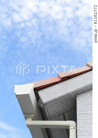 南欧風住宅の瓦屋根と雨どい 南欧風住宅の瓦屋根と雨どい 81162772