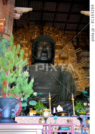 東大寺大仏殿の廬舎那仏、奈良大仏の御尊顔を拝す 引き気味 縦位置の写真素材 [81163269] - PIXTA