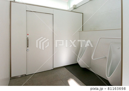 東京の公園内の多機能トイレ 81163698