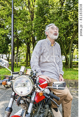 バイクライフ 口笛を吹くシニアライダーとクラシックバイク バイクライフ 口笛を吹くシニアライダーとクラシックバイク 81163838