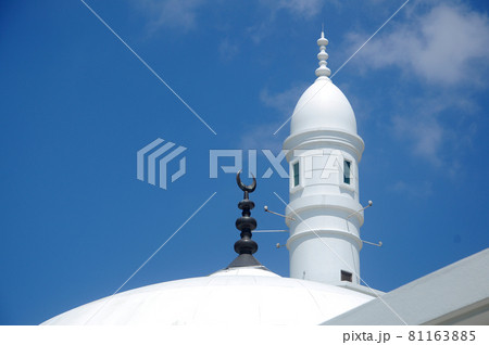 SEREMBAN, MALAYSIA -NOVEMBER 13, 2016: The minaret or tower at Al Hussain Mosque at Seremban 2, Negeri Sembilan, Malaysia.  81163885