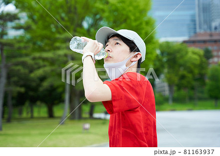 ランニングをする若い男性 81163937