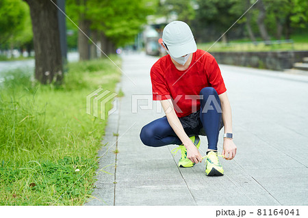 ランニングをする若い男性 81164041