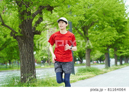 ランニングをする若い男性 ランニングをする若い男性 81164064