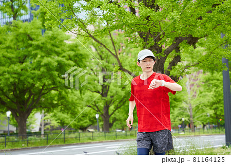 ランニングをする若い男性 ランニングをする若い男性 81164125