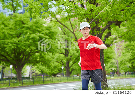ランニングをする若い男性 ランニングをする若い男性 81164126