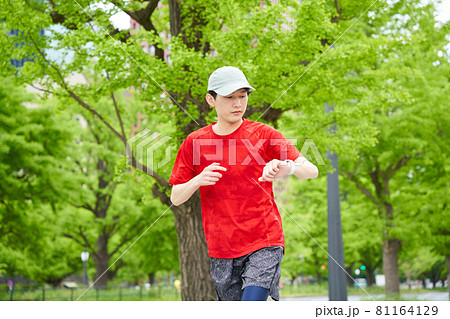 ランニングをする若い男性 81164129