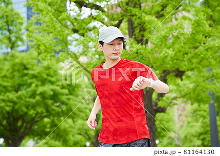 ランニングをする若い男性 ランニングをする若い男性 81164130