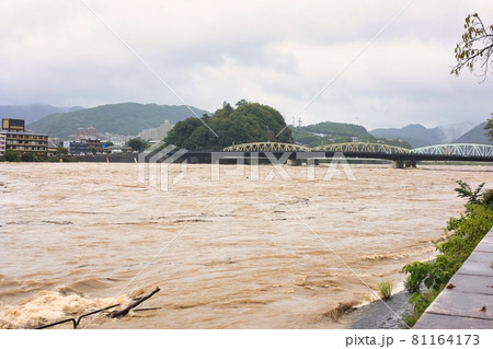 濁って増水した木曽川の濁流 川の洪水と氾濫 濁って増水した木曽川の濁流 川の洪水と氾濫 81164173