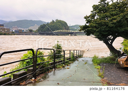 濁って増水した木曽川の濁流　川の洪水と氾濫 81164176
