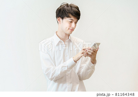 スマートフォンを操作する男性 81164348
