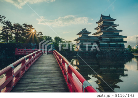 【夏の日の出】国宝松本城と埋橋 【夏の日の出】国宝松本城と埋橋 81167143