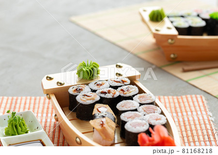 Set of maki sushi on wooden boat tray Set of maki sushi on wooden boat tray 81168218