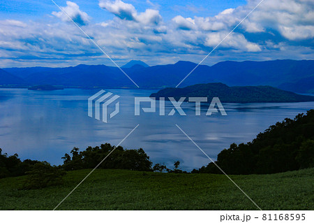 北海道の夏　藻琴山 小清水ハイランドからの屈斜路湖の眺望と雄阿寒岳遠景 81168595