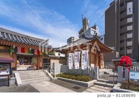 [東京・田端] 不動明王と谷中七福神の福禄寿を祀る東覚寺の表門。 81168690