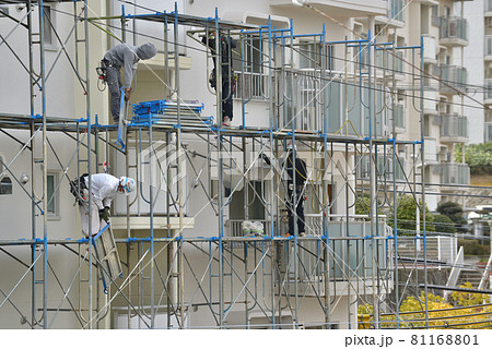 マンション大規模修繕 足場解体現場の作業風景 マンション大規模修繕 足場解体現場の作業風景 81168801