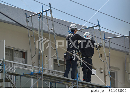 マンション大規模修繕　足場解体現場の作業風景 81168802