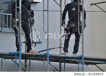 マンション大規模修繕　足場解体現場の作業風景 81168803