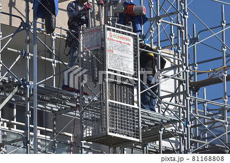 電動昇降機を使った足場解体の作業風景 81168808