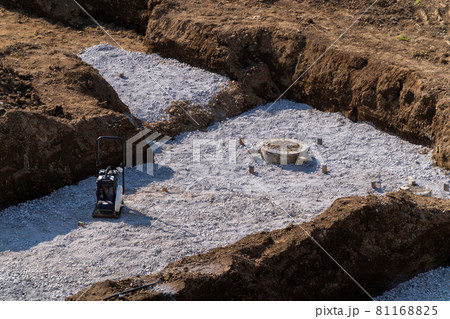 砕石転圧　プレートコンパクター　締固め　杭頭レベル 81168825