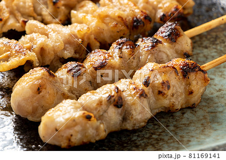 焼き鳥(塩焼き)盛り合わせの、ぼんじり串を中心としたアップ。 81169141
