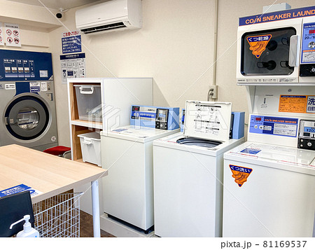 新規開店したコインランドリーの店内 81169537