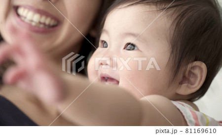 窓の外を見つめる赤ちゃんの顔 窓の外を見つめる赤ちゃんの顔 81169610