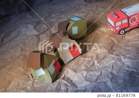災害イメージ　ペーパークラフト 81169776