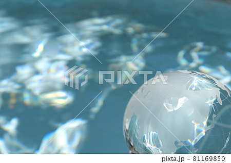 ガラスの地球儀と水面　水の惑星　SDGsなどのイメージ 81169850