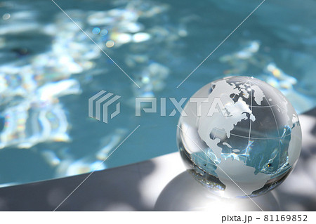 ガラスの地球儀と水面 水の惑星 Sdgsなどのイメージの写真素材