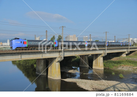 豊平川を渡る特急「おおぞら」 豊平川を渡る特急「おおぞら」 81169884