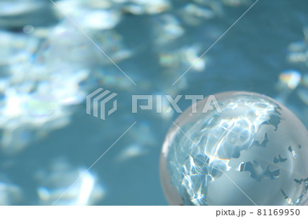 ガラスの地球儀と水面 水の惑星 SDGsなどのイメージ ガラスの地球儀と水面 水の惑星 SDGsなどのイメージ 81169950