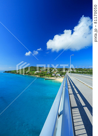 夏の沖縄ドライブ　離島に続く一本道 81170050