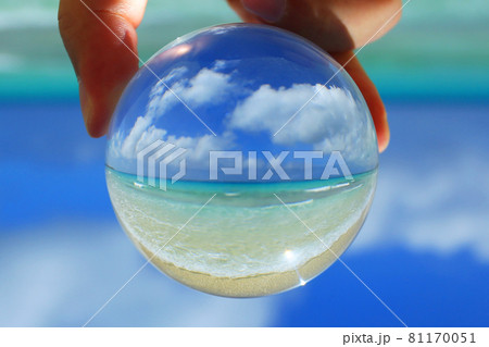 沖縄　伊良部島　神秘の輝きを放つ海 81170051