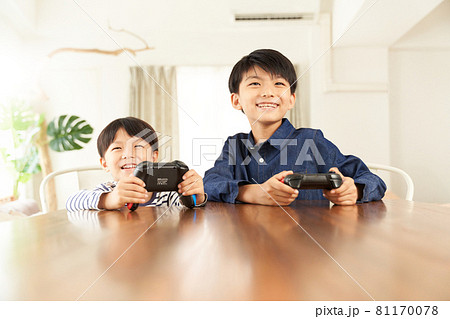 家庭用ゲーム機で遊ぶ2人の男の子 81170078