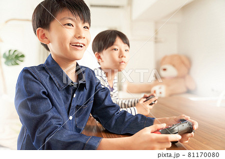 おうちでテレビゲームを楽しむ2人の男の子 81170080