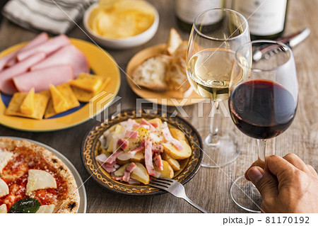 ワイン　ワイングラス　ワインと料理 81170192