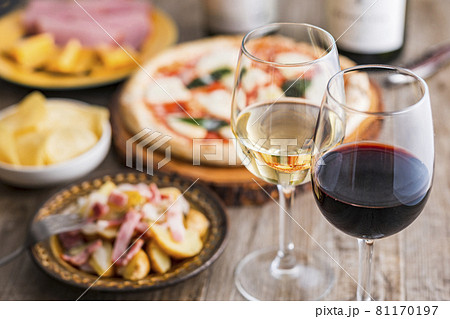 ワイン　ワイングラス　ワインと料理 81170197
