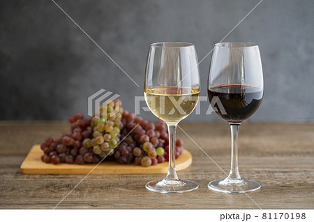 ワイン　ワイングラス　ワインと葡萄 81170198
