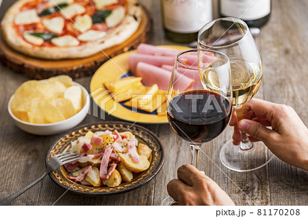 ワイン　ワイングラス　ワインと料理 81170208