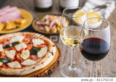 ワイン　ワイングラス　ワインと料理 81170210