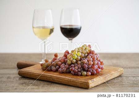 ワイン　ワイングラス　ワインとブドウ 81170231