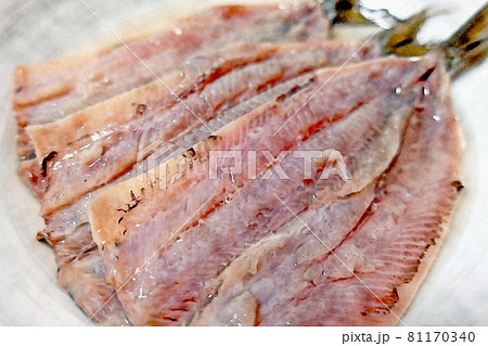 見栄えは良くないが家庭的で素朴な自宅調理の「大阪湾産の鰯のきずし」水彩画風 81170340