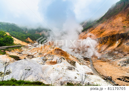 北海道　登別温泉の地獄谷 81170705