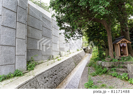 道路沿いに建設された新しいコンクリートの擁壁 道路沿いに建設された新しいコンクリートの擁壁 81171488