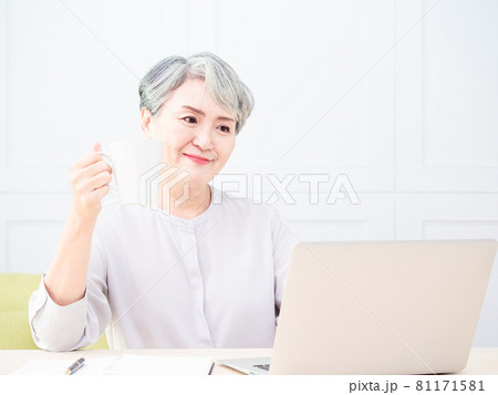 女性 メス 女の人 81171581